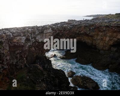 Felsformation Boca do Inferno Hells Mündung Meereshöhle Schlucht atlantischer Ozean Erosion Klippe natürliche Brücke in der Nähe von Cascais Lissabon in Portugal Stockfoto