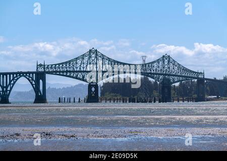 Ein Silhouettenabschnitt der McCullough Memorial Bridge in der Nähe von North Bend, Oregon, USA Stockfoto