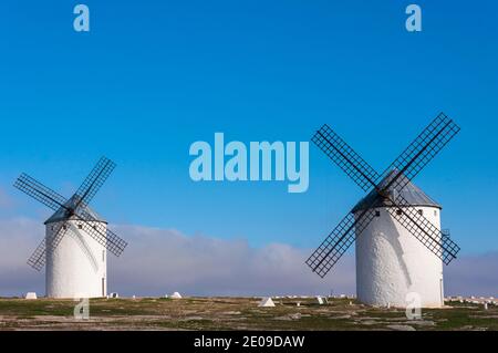 Campo de Criptana, schöne Szene mit alten Getreidewindmühlen. Ciudad Real, Spanien Stockfoto