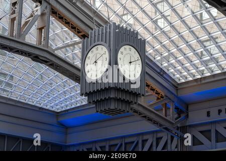 New York, Usa. Dezember 2020. NEW YORK, NY - DEZEMBER 30: Atmosphäre in der neuen Moynihan Train Hall am Penn Station am 30. Dezember 2020 in New York City. Die neue Bahnhalle, die sich unter den gläsernen Oberlichtern und 92 Meter hohen Decken des historischen James A. Farley Postgebäudes befindet, wird am Penn Station eröffnet. Kredit: Ron Adar/Alamy Live Nachrichten Stockfoto