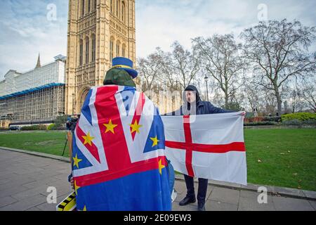 Der pro-EU-Demonstrator Steve Bray und der Brexit-Anhänger halten die Flagge von St. George hoch. Stockfoto