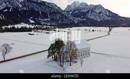 Drohnenaufnahme der berühmten barocken Kolumanskirche bei Schwangau in Bayern im Winter Stockfoto