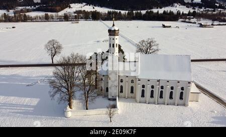 Drohnenaufnahme der berühmten barocken Kolumanskirche bei Schwangau in Bayern im Winter Stockfoto