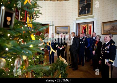 US-Präsident Barack Obama zeigt Militärs den Weihnachtsbaum des Weißen Hauses im Blauen Raum nach einem Treffen in Washington, D.C., USA 1. Dezember 2011. Die 18-Fuß-6-Zoll Balsamtanne wurde mit Weihnachtskarten von Militärkindern und Ornamenten mit Medaillen, Abzeichen und Patches aus allen militärischen Niederlassungen erstellt verziert. Foto von Pete Souza/White House/ABACAPRESS.COM Stockfoto