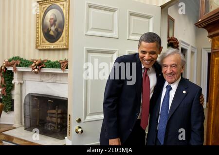 US-Präsident Barack Obama begrüßt Elie Wiesel am 5. Dezember 2011 im Oval Office des Weißen Hauses in Washington, D.C., USA. Foto von Pete Souza/White House/ABACAPRESS.COM Stockfoto