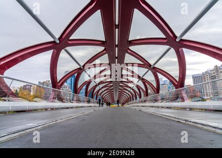 Prince's Island Park Friedensbrücke. Herbstlandschaft im Stadtzentrum von Calgary Bow River, Alberta, Kanada. Stockfoto