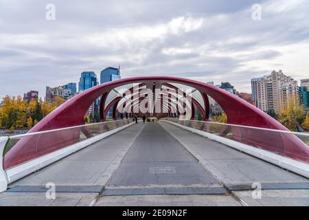 Prince's Island Park Friedensbrücke. Herbstlandschaft im Stadtzentrum von Calgary Bow River, Alberta, Kanada. Stockfoto