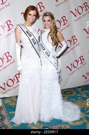 Miss USA Lisa Campanella und Miss Teen USA Danielle Doty nehmen am 3. Februar 2012 am 57. Wiener Opernball im Waldorf-Astoria in New York City, NY, USA Teil. Foto von Donna ward/ABACAPRESS.COM Stockfoto