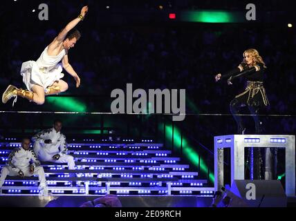 Madonna tritt während der Halbzeit-Show von Superbowl XLVI im Lucas Oil Stadium in Indianapolis, Indiana am 05. Februar 2012 auf. Foto von Lionel Hahn/ABACAPRESS.COM Stockfoto