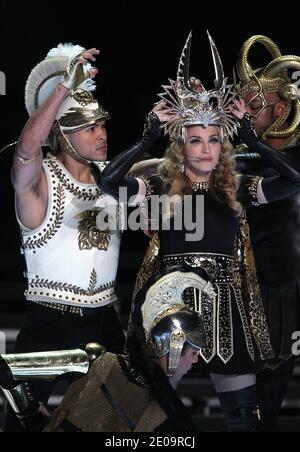 Madonna tritt während der Halbzeit-Show von Superbowl XLVI im Lucas Oil Stadium in Indianapolis, Indiana am 05. Februar 2012 auf. Foto von Lionel Hahn/ABACAPRESS.COM Stockfoto