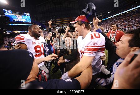 Defensives Ende Justin Tuck (91) von den New York Giants und Quarterback Eli Manning (10) von den New York Giants feiern am Ende von Superbowl XLVI im Lucas Oil Stadium in Indianapolis, Indiana am 05. Februar 2012. Die New York Giants besiegten die New England Patriots, 21-17. Foto von Lionel Hahn/ABACAUSA.COM Stockfoto