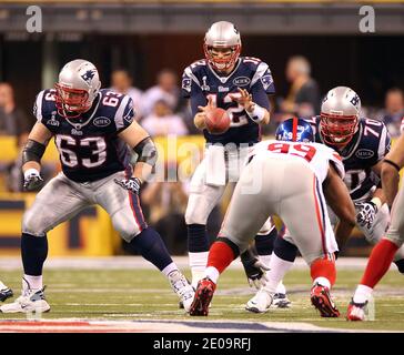 Quarterback Tom Brady (12) von den New England Patriots macht am 05. Februar 2012 im Lucas Oil Stadium in Indianapolis, Indiana, USA einen Schnappschuss in der zweiten Hälfte des Super Bowl XLVI. Foto von Lionel Hahn/ABACAPRESS.COM Stockfoto