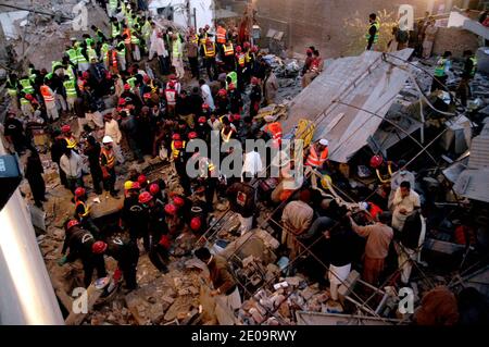 Pakistanisches Sicherheitspersonal und Rettungskräfte suchen am 6. Februar 2012 in den Trümmern einer zusammengebrochenen Fabrik in Lahore, Pakistan, nach Opfern. Ein 12-jähriger Junge wurde getötet und Dutzende von Menschen, darunter Frauen und Kinder, wurden gefangen genommen, als eine Fabrik in Pakistans zweitgrößter Stadt Lahore zusammenbrach, teilte die Polizei mit. Foto Irfan Ali/ABACAPRESS.COM Stockfoto