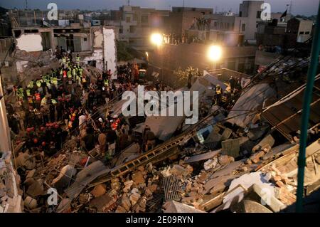 Pakistanisches Sicherheitspersonal und Rettungskräfte suchen am 6. Februar 2012 in den Trümmern einer zusammengebrochenen Fabrik in Lahore, Pakistan, nach Opfern. Ein 12-jähriger Junge wurde getötet und Dutzende von Menschen, darunter Frauen und Kinder, wurden gefangen genommen, als eine Fabrik in Pakistans zweitgrößter Stadt Lahore zusammenbrach, teilte die Polizei mit. Foto Irfan Ali/ABACAPRESS.COM Stockfoto