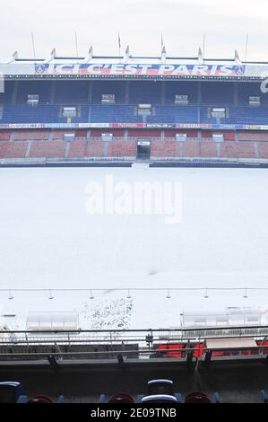 Das Stadion Parc des Princes, Heimstadion des Paris Saint Germain Football Club, unter dem Schnee, in Paris, Frankreich, am 6. Februar 2012. Foto von Christophe Guibbaud/ABACAPRESS.COM Stockfoto