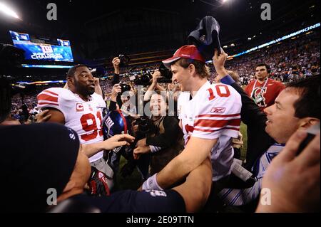 MVP des Spiels Eli Manning feiert nach Super Bowl XLVI im Lucas Oil Stadium in Indianapolis, IN, USA am 05. Februar 2012. Super Bowl XLVI kam auf die letzten Sekunden als die New York Giants schlagen die New England Patriots mit einem Endergebnis von 21-17. Foto von Lionel Hahn/ABACAPRESS.COM Stockfoto