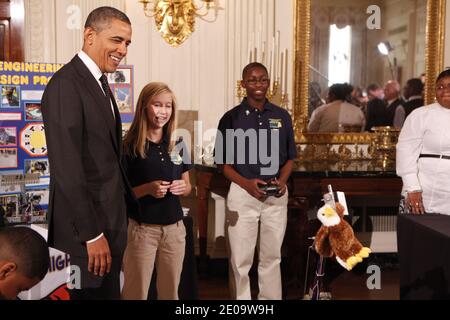 Präsident Barack Obama beobachtet einen Roboter mit den Studenten Morgan ARD (C) und Titus Walker, Studenten der 8. Klasse an der Monroeville Jr. High School in Monroeville, Alabama, die beim South BEST Robotics-Wettbewerb hohe Auszeichnungen gewonnen haben, während sie an der Ausstellung im Weißen Haus durch wissenschaftliche Studentenmessen tourten. Obama veranstaltete am 7. Februar 2012 die zweite Wissenschaftsmesse im Weißen Haus, auf der die studentischen Gewinner von MINT-Wettbewerben (Science, Technology, Engineering and Mathe) aus dem ganzen Land in Washington DC, USA, gefeiert wurden. Foto von Molly Riley/Pool/ABACAUSA.COM Stockfoto