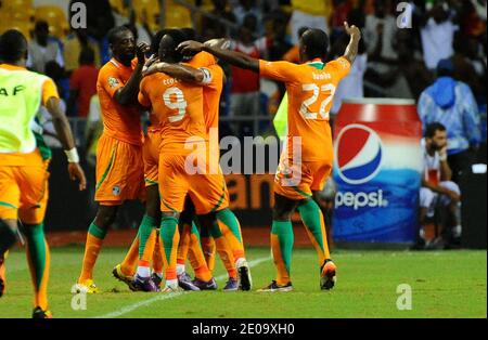 Yao Kouassi Gervinho von Elfenbeinküste feiert mit Teamkollegen nach einem Tor beim Afrikanischen Cup der Nationen 2012, Halbfinale, Mali gegen Elfenbeinküste am 8. Februar 2012 im stade de l'amitia in Libreville, Gabun. Elfenbeinküste gewann 1:0. Foto von ABACXAPRESS.COM Stockfoto