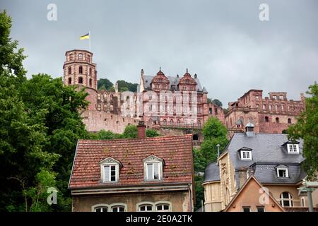 Blick aus der historischen Altstadt auf das Heidelberger Schloss, Heidelberg, Baden-Württemberg, Deutschland Stockfoto