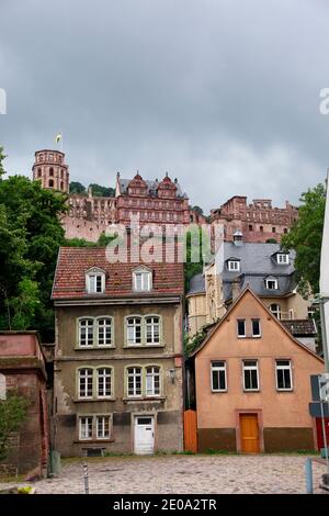 Blick aus der historischen Altstadt auf das Heidelberger Schloss, Heidelberg, Baden-Württemberg, Deutschland Stockfoto