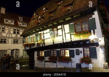 Schiefes Haus, Fachwerkhaus aus dem 15. Jahrhundert, aufgenommen in das Guinnes-Buch der Rede als schickes Haus der Welt, Ulm, Baden-Württemberg, Stockfoto