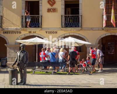 Die Barquilero (Waffeleisen) Statue und norwegische Radsportfans auf dem Ayuntamiento Platz während der UCI Road World Championships 2014 -Ponferrada, C Stockfoto