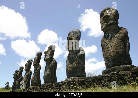 AHU Akivi Standort, nördlich von Hanga Roa gelegen, ist die Ahu Akivi die einzige Plattform, die MAOI Statuen sind mit Blick auf den Pazifik. Nach der Tradition repräsentieren sie die sieben Abgesandten in Anerkennung Hotu Matu'a, der der erste König der Insel wurde. So verschwand die Moai, gegenüber den Marquesas und der Insel Hiva oder sind aus dem Volk Rapa Nui, Osterinsel, Chile, 19. Juli 2007 entstanden.Site d'Ahu Akivi, situe au nord d'Hanga Roa, l'Ahu Akivi est la seule plate forme dont les Statues MAOI sont tournees vers le Pacifique. Selon la Tradition, elles representent les sep Stockfoto