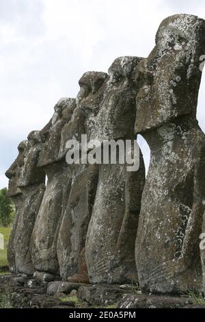 AHU Akivi Standort, nördlich von Hanga Roa gelegen, ist die Ahu Akivi die einzige Plattform, die MAOI Statuen sind mit Blick auf den Pazifik. Nach der Tradition repräsentieren sie die sieben Abgesandten in Anerkennung Hotu Matu'a, der der erste König der Insel wurde. So verschwand die Moai, gegenüber den Marquesas und der Insel Hiva oder sind aus dem Volk Rapa Nui, Osterinsel, Chile, 19. Juli 2007 entstanden.Site d'Ahu Akivi, situe au nord d'Hanga Roa, l'Ahu Akivi est la seule plate forme dont les Statues MAOI sont tournees vers le Pacifique. Selon la Tradition, elles representent les sep Stockfoto