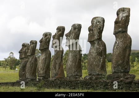 AHU Akivi Standort, nördlich von Hanga Roa gelegen, ist die Ahu Akivi die einzige Plattform, die MAOI Statuen sind mit Blick auf den Pazifik. Nach der Tradition repräsentieren sie die sieben Abgesandten in Anerkennung Hotu Matu'a, der der erste König der Insel wurde. So verschwand die Moai, gegenüber den Marquesas und der Insel Hiva oder sind aus dem Volk Rapa Nui, Osterinsel, Chile, 19. Juli 2007 entstanden.Site d'Ahu Akivi, situe au nord d'Hanga Roa, l'Ahu Akivi est la seule plate forme dont les Statues MAOI sont tournees vers le Pacifique. Selon la Tradition, elles representent les sep Stockfoto