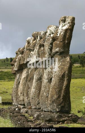 AHU Akivi Standort, nördlich von Hanga Roa gelegen, ist die Ahu Akivi die einzige Plattform, die MAOI Statuen sind mit Blick auf den Pazifik. Nach der Tradition repräsentieren sie die sieben Abgesandten in Anerkennung Hotu Matu'a, der der erste König der Insel wurde. So verschwand die Moai, gegenüber den Marquesas und der Insel Hiva oder sind aus dem Volk Rapa Nui, Osterinsel, Chile, 19. Juli 2007 entstanden.Site d'Ahu Akivi, situe au nord d'Hanga Roa, l'Ahu Akivi est la seule plate forme dont les Statues MAOI sont tournees vers le Pacifique. Selon la Tradition, elles representent les sep Stockfoto