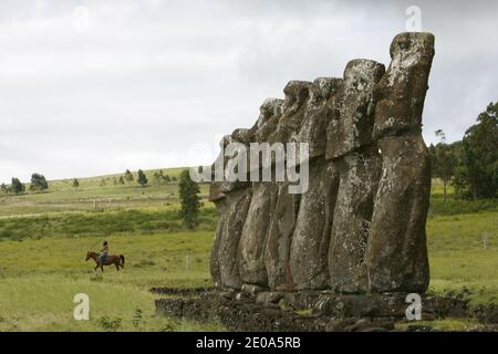 AHU Akivi Standort, nördlich von Hanga Roa gelegen, ist die Ahu Akivi die einzige Plattform, die MAOI Statuen sind mit Blick auf den Pazifik. Nach der Tradition repräsentieren sie die sieben Abgesandten in Anerkennung Hotu Matu'a, der der erste König der Insel wurde. So verschwand die Moai, gegenüber den Marquesas und der Insel Hiva oder sind aus dem Volk Rapa Nui, Osterinsel, Chile, 19. Juli 2007 entstanden.Site d'Ahu Akivi, situe au nord d'Hanga Roa, l'Ahu Akivi est la seule plate forme dont les Statues MAOI sont tournees vers le Pacifique. Selon la Tradition, elles representent les sep Stockfoto