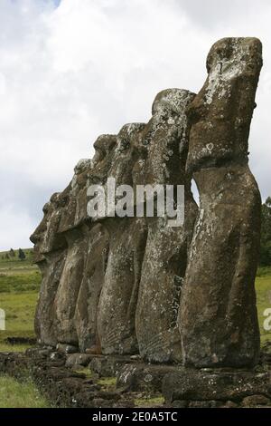 AHU Akivi Standort, nördlich von Hanga Roa gelegen, ist die Ahu Akivi die einzige Plattform, die MAOI Statuen sind mit Blick auf den Pazifik. Nach der Tradition repräsentieren sie die sieben Abgesandten in Anerkennung Hotu Matu'a, der der erste König der Insel wurde. So verschwand die Moai, gegenüber den Marquesas und der Insel Hiva oder sind aus dem Volk Rapa Nui, Osterinsel, Chile, 19. Juli 2007 entstanden.Site d'Ahu Akivi, situe au nord d'Hanga Roa, l'Ahu Akivi est la seule plate forme dont les Statues MAOI sont tournees vers le Pacifique. Selon la Tradition, elles representent les sep Stockfoto