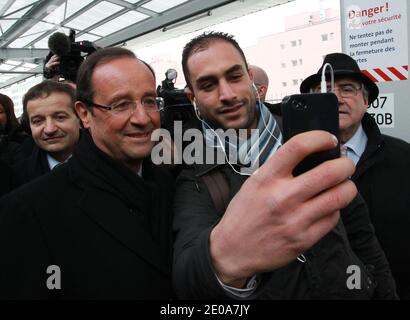 Der Kandidat der Sozialistischen Partei (PS) für die französischen Präsidentschaftswahlen 2012, Francois Hollande, kommt am 14. Februar 2012 in Lyon Teil Dieu Station an, flankiert vom Bürgermeister von Saint Etienne Maurice Vincent, Frankreich. Fotos von Vincent Dargent/ABACAPRESS.COM Stockfoto