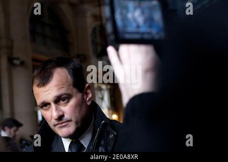 Der Anwalt Louis Aliot, Begleiter des Präsidenten der französischen rechtsextremen Partei Front National (FN) und Kandidat für die französische Präsidentschaftswahl 2012 Marine Le Pen spricht vor der Presse beim französischen Staatsrat (verfassungsrat) Nach einer Anhörung über die Anonymität der Unterschriften von Bürgermeistern und anderen gewählten Beamten in Paris, Frankreich, am 16. Februar 2012. Nach französischem Recht müssen Kandidaten, die sich für die Präsidentschaftswahl qualifizieren möchten, 500 Unterschriften von Bürgermeistern oder lokalen Beamten aus mindestens 30 Bezirken in ganz Frankreich sammeln. Das Verfassungsgericht, Franc Stockfoto