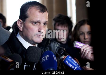 Der Anwalt Louis Aliot, Begleiter des Präsidenten der französischen rechtsextremen Partei Front National (FN) und Kandidat für die französische Präsidentschaftswahl 2012 Marine Le Pen spricht vor der Presse beim französischen Staatsrat (verfassungsrat) Nach einer Anhörung über die Anonymität der Unterschriften von Bürgermeistern und anderen gewählten Beamten in Paris, Frankreich, am 16. Februar 2012. Nach französischem Recht müssen Kandidaten, die sich für die Präsidentschaftswahl qualifizieren möchten, 500 Unterschriften von Bürgermeistern oder lokalen Beamten aus mindestens 30 Bezirken in ganz Frankreich sammeln. Das Verfassungsgericht, Franc Stockfoto