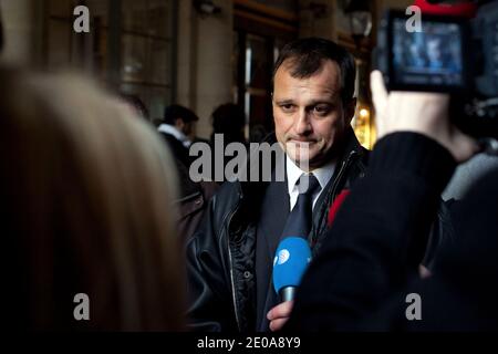 Der Anwalt Louis Aliot, Begleiter des Präsidenten der französischen rechtsextremen Partei Front National (FN) und Kandidat für die französische Präsidentschaftswahl 2012 Marine Le Pen spricht vor der Presse beim französischen Staatsrat (verfassungsrat) Nach einer Anhörung über die Anonymität der Unterschriften von Bürgermeistern und anderen gewählten Beamten in Paris, Frankreich, am 16. Februar 2012. Nach französischem Recht müssen Kandidaten, die sich für die Präsidentschaftswahl qualifizieren möchten, 500 Unterschriften von Bürgermeistern oder lokalen Beamten aus mindestens 30 Bezirken in ganz Frankreich sammeln. Das Verfassungsgericht, Franc Stockfoto