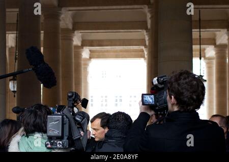 Der Anwalt Louis Aliot, Begleiter des Präsidenten der französischen rechtsextremen Partei Front National (FN) und Kandidat für die französische Präsidentschaftswahl 2012 Marine Le Pen spricht vor der Presse beim französischen Staatsrat (verfassungsrat) Nach einer Anhörung über die Anonymität der Unterschriften von Bürgermeistern und anderen gewählten Beamten in Paris, Frankreich, am 16. Februar 2012. Nach französischem Recht müssen Kandidaten, die sich für die Präsidentschaftswahl qualifizieren möchten, 500 Unterschriften von Bürgermeistern oder lokalen Beamten aus mindestens 30 Bezirken in ganz Frankreich sammeln. Das Verfassungsgericht, Franc Stockfoto