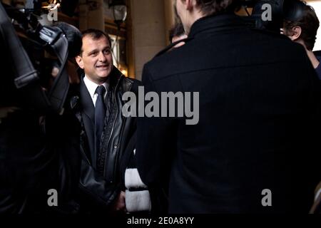 Der Anwalt Louis Aliot, Begleiter des Präsidenten der französischen rechtsextremen Partei Front National (FN) und Kandidat für die französische Präsidentschaftswahl 2012 Marine Le Pen spricht vor der Presse beim französischen Staatsrat (verfassungsrat) Nach einer Anhörung über die Anonymität der Unterschriften von Bürgermeistern und anderen gewählten Beamten in Paris, Frankreich, am 16. Februar 2012. Nach französischem Recht müssen Kandidaten, die sich für die Präsidentschaftswahl qualifizieren möchten, 500 Unterschriften von Bürgermeistern oder lokalen Beamten aus mindestens 30 Bezirken in ganz Frankreich sammeln. Das Verfassungsgericht, Franc Stockfoto
