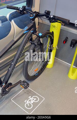 Mailand, Lombardia, Italien - 10-03-2019-Expoferroviaria Messe-Bereich für den Fahrradtransport auf einem Eisenbahnwaggon Stockfoto