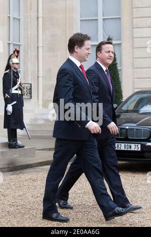 Der britische Vizepremierminister Nick Clegg und der britische Premierminister David Cameron verlassen das Elysee Palace nach einem französisch-britischen Gipfel mit dem französischen Präsidenten Nicolas Sarkozy am 17. Februar 2012 in Paris, Frankreich. Foto von Stephane Lemouton/ABACAPRESS.COM Stockfoto