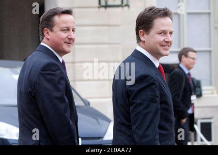 Der britische Vizepremierminister Nick Clegg und der britische Premierminister David Cameron verlassen das Elysee Palace nach einem französisch-britischen Gipfel mit dem französischen Präsidenten Nicolas Sarkozy am 17. Februar 2012 in Paris, Frankreich. Foto von Stephane Lemouton/ABACAPRESS.COM Stockfoto