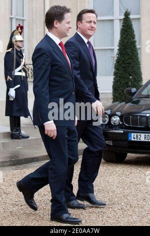 Der britische Vizepremierminister Nick Clegg und der britische Premierminister David Cameron verlassen das Elysee Palace nach einem französisch-britischen Gipfel mit dem französischen Präsidenten Nicolas Sarkozy am 17. Februar 2012 in Paris, Frankreich. Foto von Stephane Lemouton/ABACAPRESS.COM Stockfoto