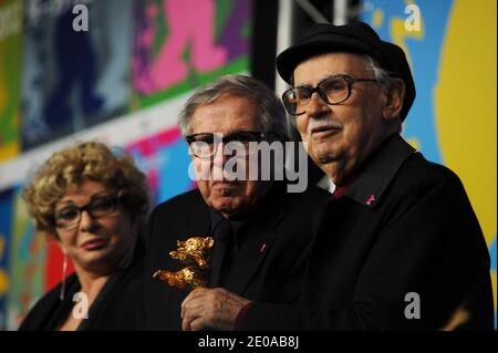 Die italienischen Regisseure Vittorio (R) und Paolo Taviani mit der Produzentin Grazia Volpi posieren, nachdem sie den Goldenen Bären für ihren Film "Caesar Must die" (Cesare deve morire) während der Pressekonferenz des Gewinners für die 62. Internationalen Filmfestspiele Berlin am 18. Februar 2012 in Berlin erhalten haben. Die 62. Berlinale findet vom 09. Bis 19. Februar statt. Foto von Aurore Marechal/ABACAPRESS.COM Stockfoto