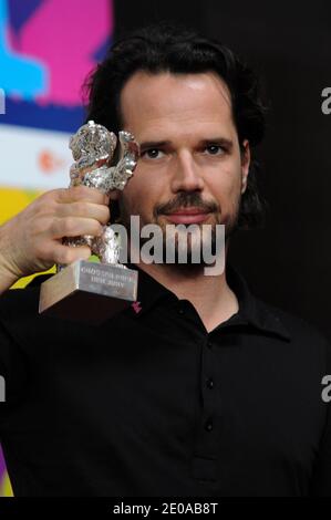 Der ungarische Regisseur Bence Fliegauf posiert mit seinem silbernen Bären für den "Jury Grand Prix" für seinen Film Just the Wind (Csak A Szel) während der Siegerpressekonferenz der 62. Internationalen Filmfestspiele Berlin, in Berlin, Deutschland, 18. Februar 2012. Die 62. Berlinale findet vom 09. Bis 19. Februar statt. Foto von Aurore Marechal/ABACAPRESS.COM Stockfoto