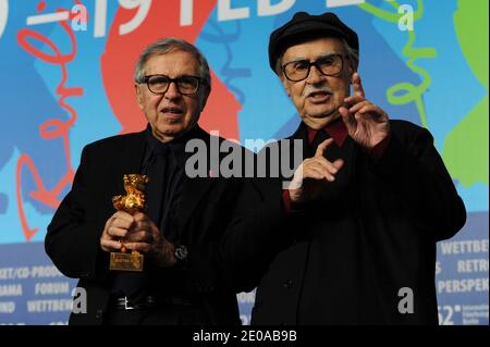 Die italienischen Regisseure Vittorio (R) und Paolo Taviani posieren, nachdem sie den Goldenen Bären für ihren Film "Caesar Must die" (Cesare deve morire) während der Pressekonferenz des Gewinners für die 62. Internationalen Filmfestspiele Berlin am 18. Februar 2012 in Berlin erhalten haben. Die 62. Berlinale findet vom 09. Bis 19. Februar statt. Foto von Aurore Marechal/ABACAPRESS.COM Stockfoto