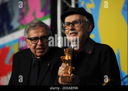 Die italienischen Regisseure Vittorio (R) und Paolo Taviani posieren, nachdem sie den Goldenen Bären für ihren Film "Caesar Must die" (Cesare deve morire) während der Pressekonferenz des Gewinners für die 62. Internationalen Filmfestspiele Berlin am 18. Februar 2012 in Berlin erhalten haben. Die 62. Berlinale findet vom 09. Bis 19. Februar statt. Foto von Aurore Marechal/ABACAPRESS.COM Stockfoto