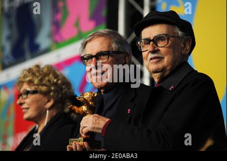 Die italienischen Regisseure Vittorio (R) und Paolo Taviani mit der Produzentin Grazia Volpi posieren, nachdem sie den Goldenen Bären für ihren Film "Caesar Must die" (Cesare deve morire) während der Pressekonferenz des Gewinners für die 62. Internationalen Filmfestspiele Berlin am 18. Februar 2012 in Berlin erhalten haben. Die 62. Berlinale findet vom 09. Bis 19. Februar statt. Foto von Aurore Marechal/ABACAPRESS.COM Stockfoto