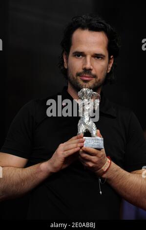 Der ungarische Regisseur Bence Fliegauf posiert mit seinem silbernen Bären für den "Jury Grand Prix" für seinen Film Just the Wind (Csak A Szel) während der Siegerpressekonferenz der 62. Internationalen Filmfestspiele Berlin, in Berlin, Deutschland, 18. Februar 2012. Die 62. Berlinale findet vom 09. Bis 19. Februar statt. Foto von Aurore Marechal/ABACAPRESS.COM Stockfoto