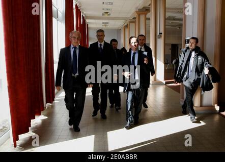 Der Kandidat der Sozialistischen Partei für die Präsidentschaftswahlen in Frankreich, Francois Hollande, kommt am 18. Februar 2012 zu einem Mittagessen in Ussel, Südwestfrankreich, an. Hollande war Gast eines Vereins der Diege Communes.Foto von Patrick Bernard/ABACAPRESS.COM Stockfoto