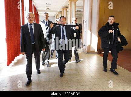 Der Kandidat der Sozialistischen Partei für die Präsidentschaftswahlen in Frankreich, Francois Hollande, kommt am 18. Februar 2012 zu einem Mittagessen in Ussel, Südwestfrankreich, an. Hollande war Gast eines Vereins der Diege Communes.Foto von Patrick Bernard/ABACAPRESS.COM Stockfoto